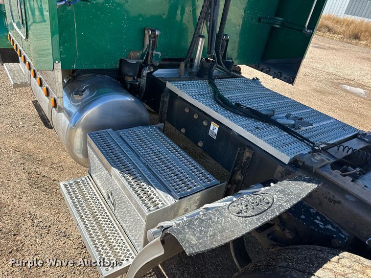 image for item DM2738 2006 Peterbilt 379 semi truck