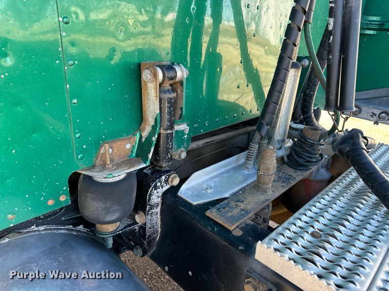 image for item DM2738 2006 Peterbilt 379 semi truck