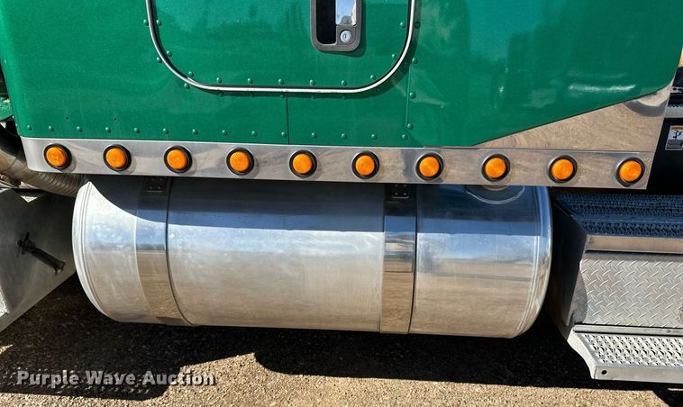 image for item DM2738 2006 Peterbilt 379 semi truck