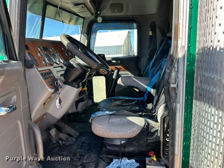 image for item DM2738 2006 Peterbilt 379 semi truck