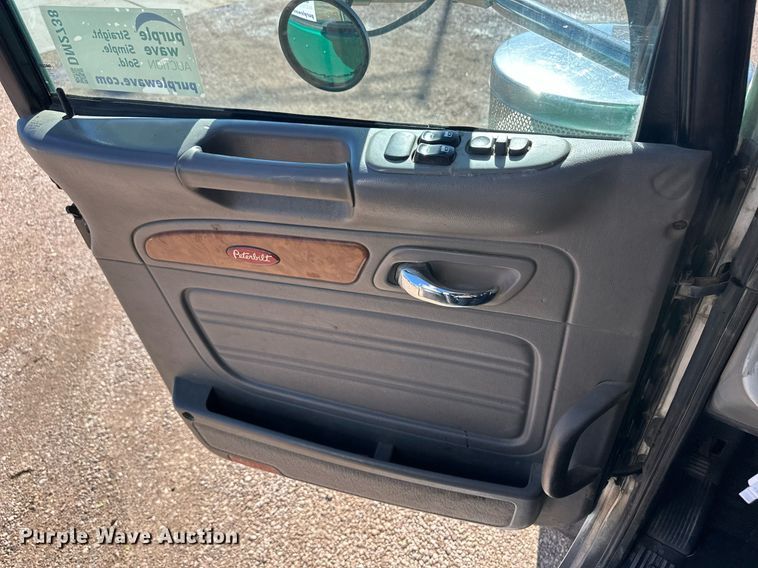 image for item DM2738 2006 Peterbilt 379 semi truck