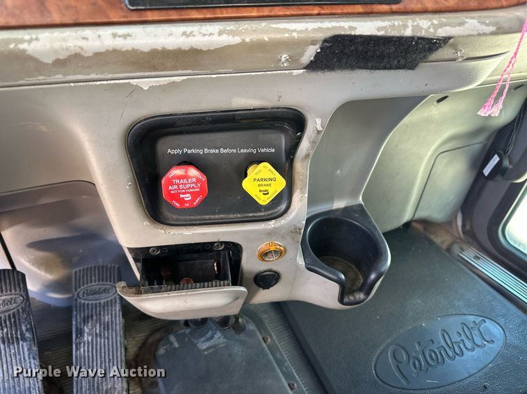 image for item DM2738 2006 Peterbilt 379 semi truck