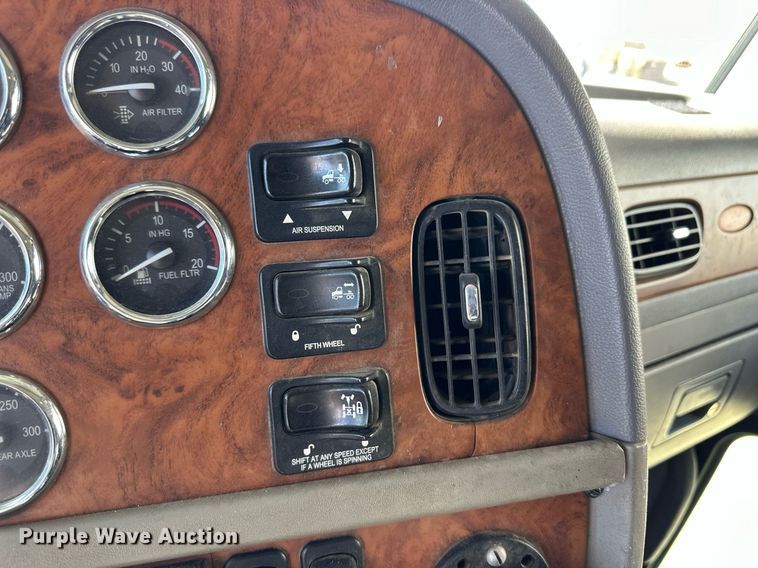 image for item DM2738 2006 Peterbilt 379 semi truck