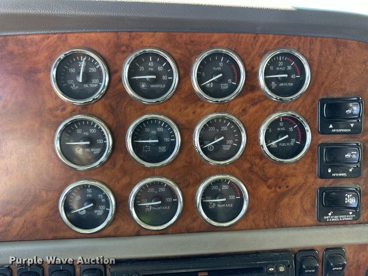 image for item DM2738 2006 Peterbilt 379 semi truck