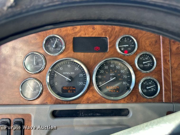 image for item DM2738 2006 Peterbilt 379 semi truck