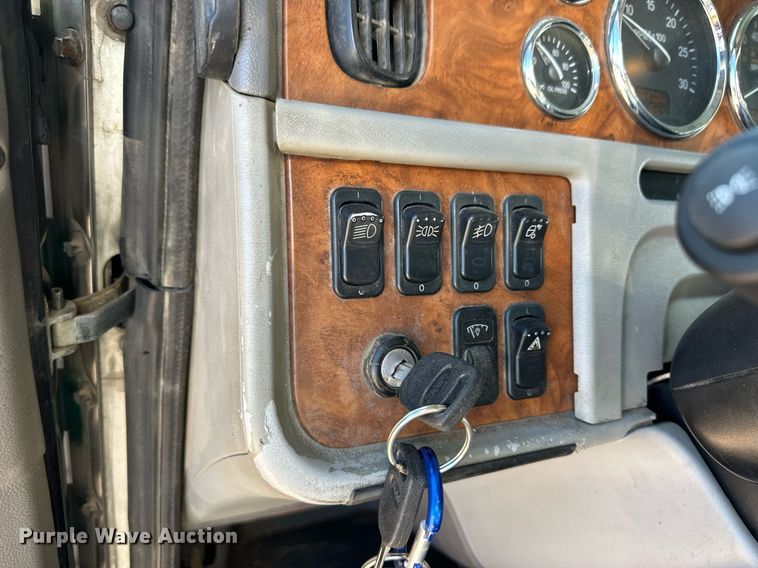 image for item DM2738 2006 Peterbilt 379 semi truck