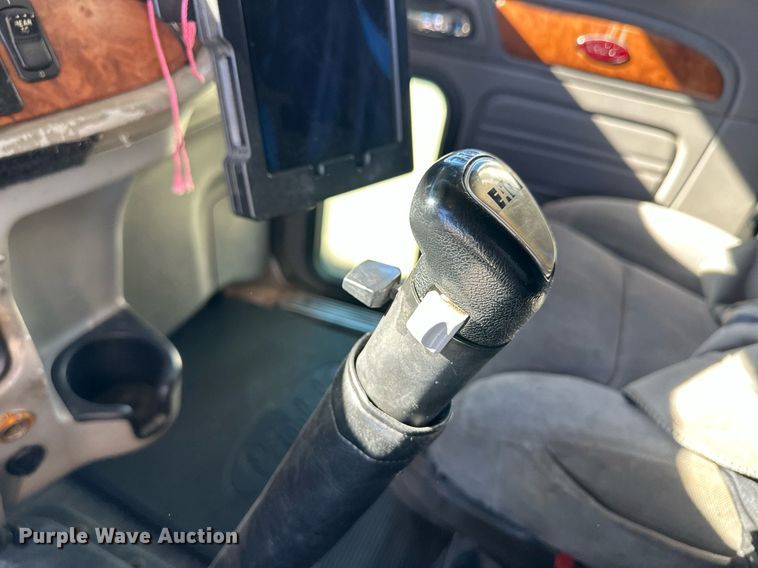 image for item DM2738 2006 Peterbilt 379 semi truck