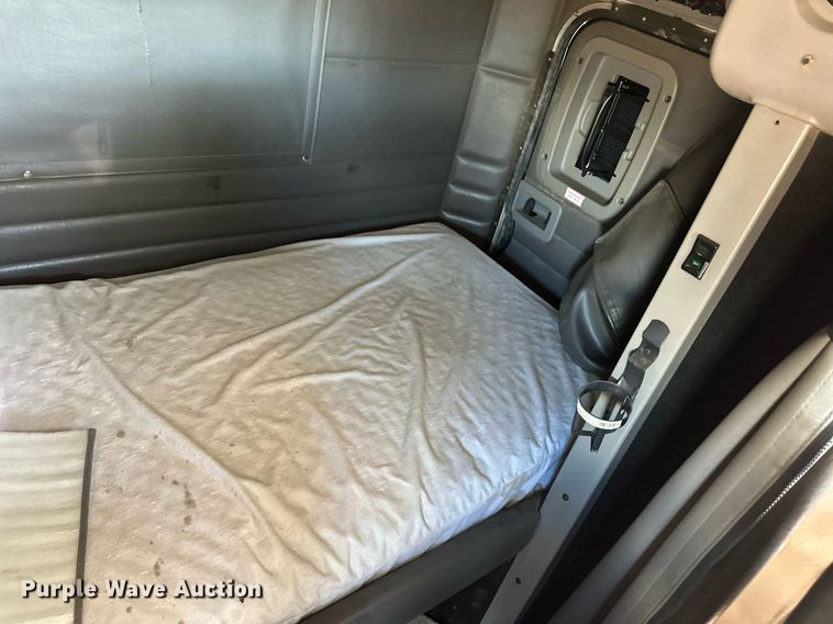 image for item DM2738 2006 Peterbilt 379 semi truck