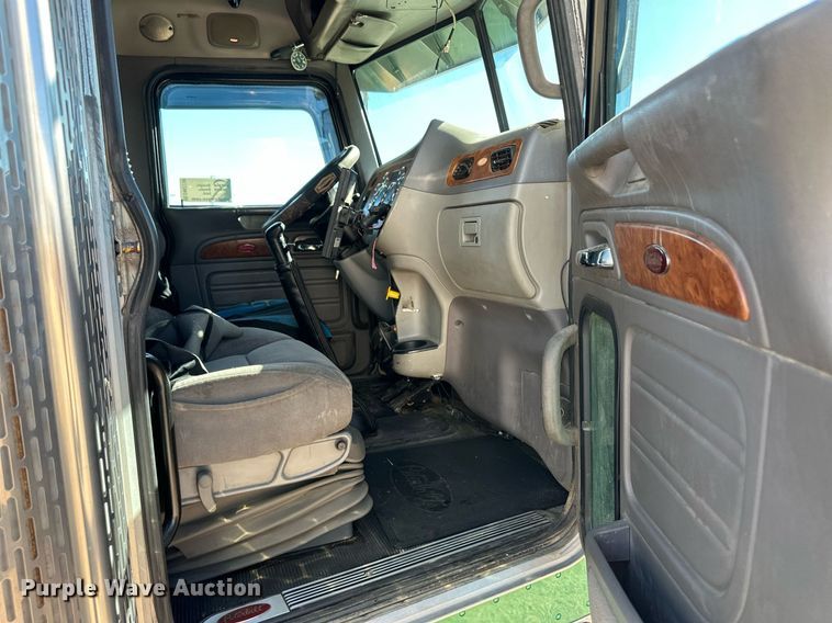 image for item DM2738 2006 Peterbilt 379 semi truck