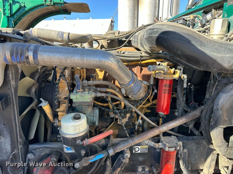 image for item DM2738 2006 Peterbilt 379 semi truck