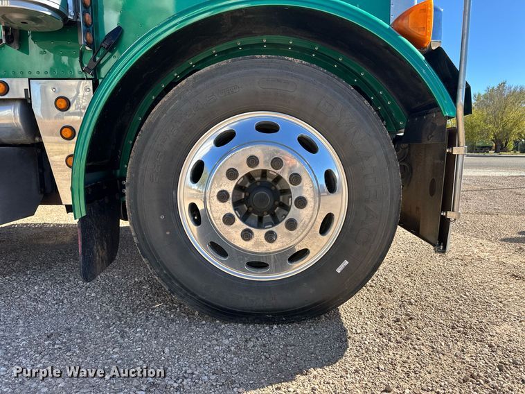 image for item DM2738 2006 Peterbilt 379 semi truck