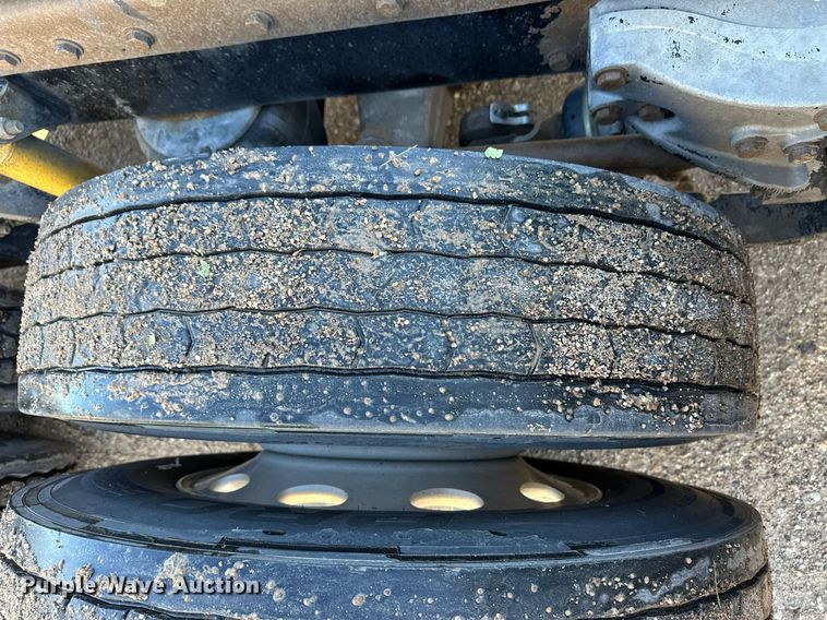 image for item DM2738 2006 Peterbilt 379 semi truck