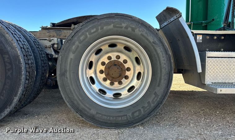 image for item DM2738 2006 Peterbilt 379 semi truck