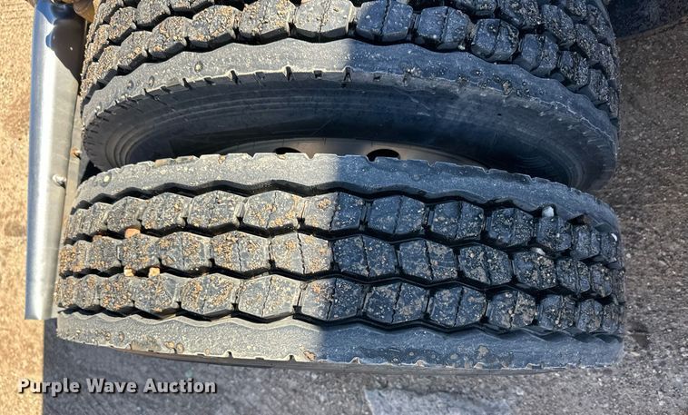 image for item DM2738 2006 Peterbilt 379 semi truck