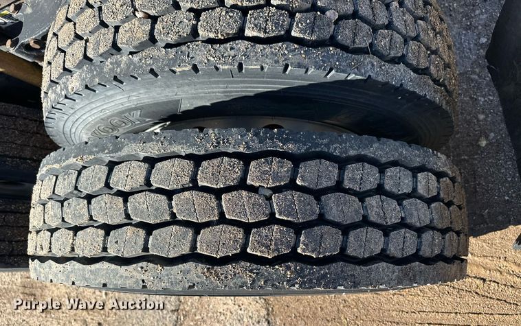 image for item DM2738 2006 Peterbilt 379 semi truck