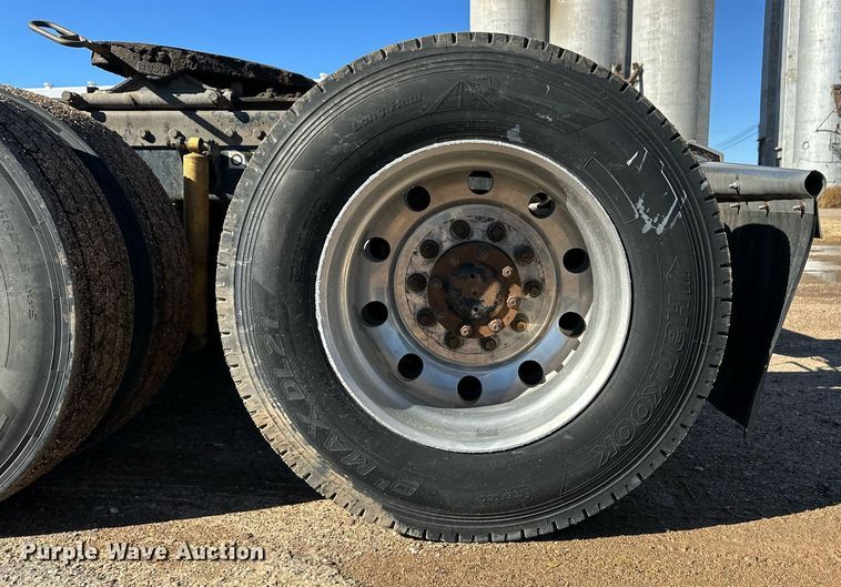 image for item DM2738 2006 Peterbilt 379 semi truck