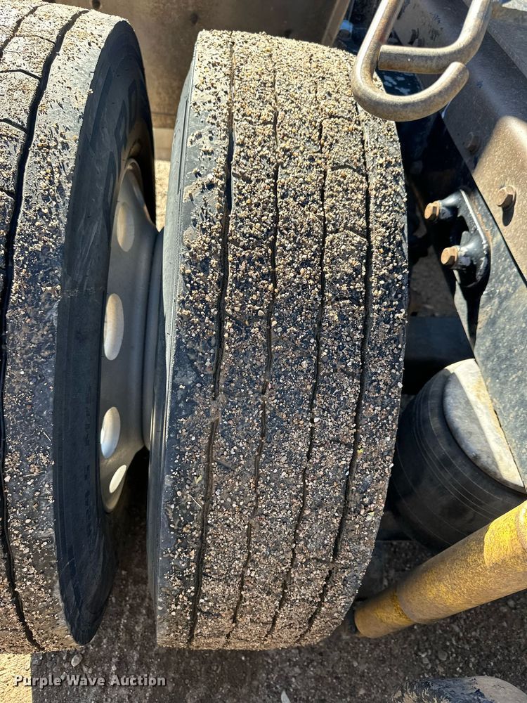 image for item DM2738 2006 Peterbilt 379 semi truck