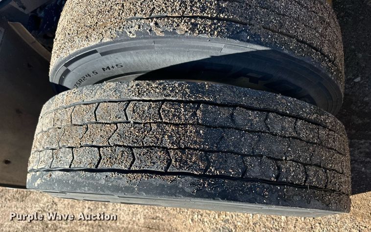 image for item DM2738 2006 Peterbilt 379 semi truck