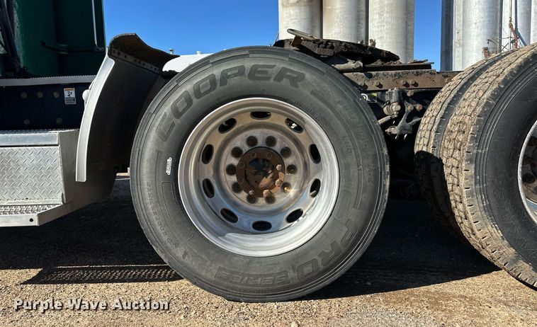 image for item DM2738 2006 Peterbilt 379 semi truck