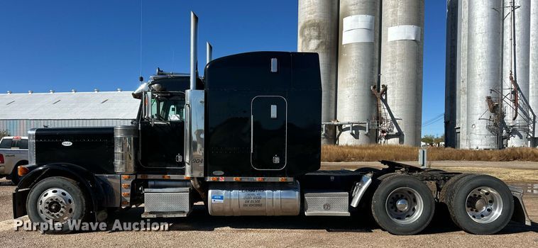 image for item DM2739 1997 Peterbilt 379 semi truck