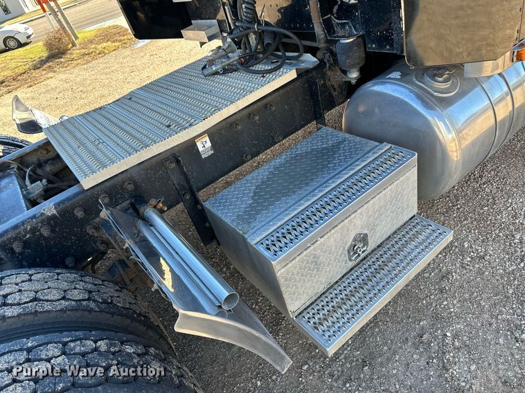 image for item DM2739 1997 Peterbilt 379 semi truck