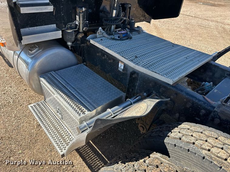 image for item DM2739 1997 Peterbilt 379 semi truck