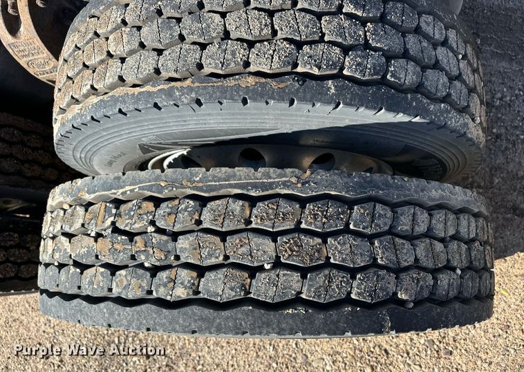 image for item DM2739 1997 Peterbilt 379 semi truck