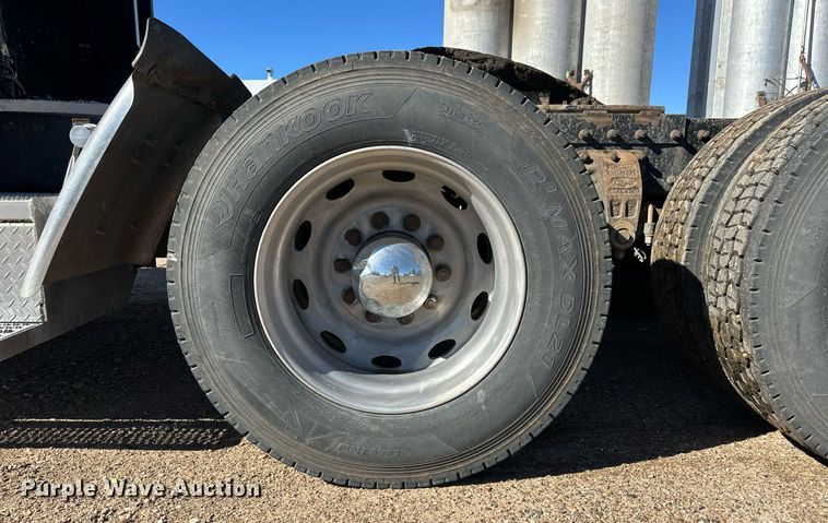 image for item DM2739 1997 Peterbilt 379 semi truck