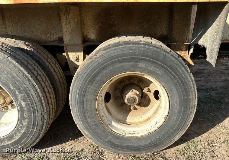 image for item DN0808 1997 Red River MFG LB334 live bottom trailer