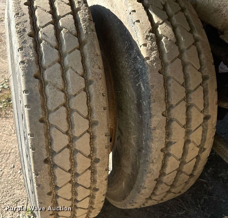 image for item DN0808 1997 Red River MFG LB334 live bottom trailer