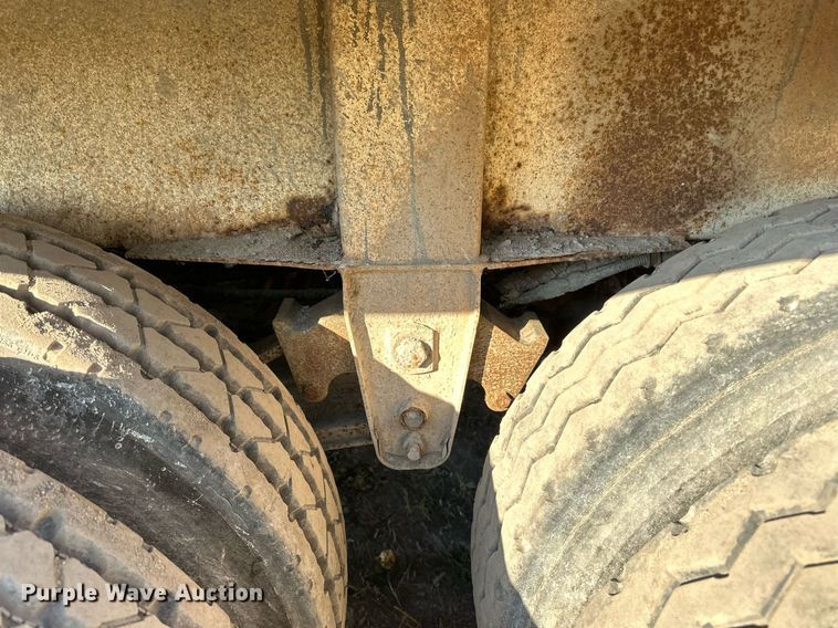 image for item DN0808 1997 Red River MFG LB334 live bottom trailer