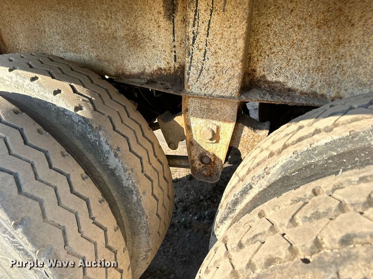 image for item DN0808 1997 Red River MFG LB334 live bottom trailer