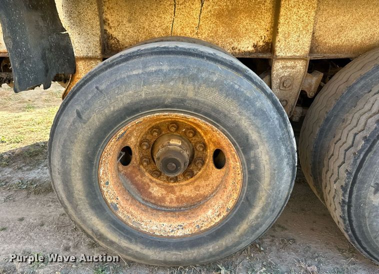 image for item DN0808 1997 Red River MFG LB334 live bottom trailer