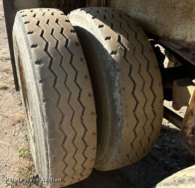 image for item DN0808 1997 Red River MFG LB334 live bottom trailer