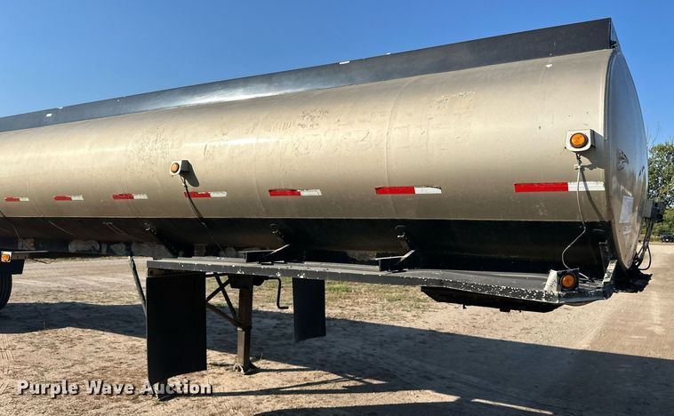 image for item DN0811 2000 Heil tank trailer