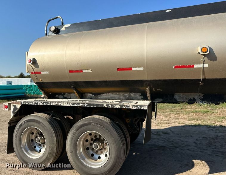 image for item DN0811 2000 Heil tank trailer