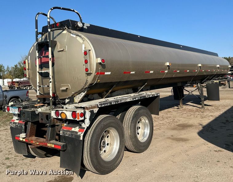 image for item DN0811 2000 Heil tank trailer