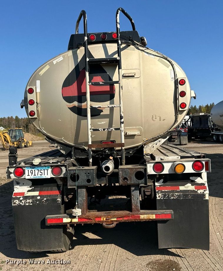 image for item DN0811 2000 Heil tank trailer