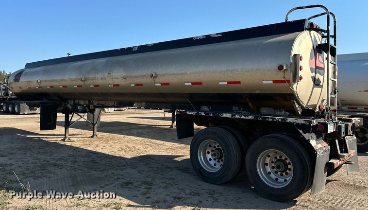 image for item DN0811 2000 Heil tank trailer