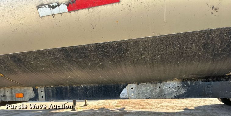 image for item DN0811 2000 Heil tank trailer