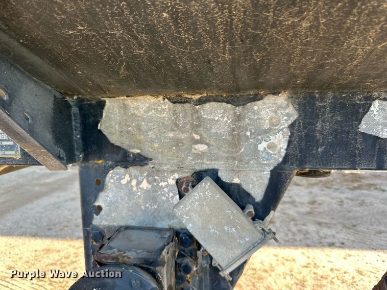 image for item DN0811 2000 Heil tank trailer