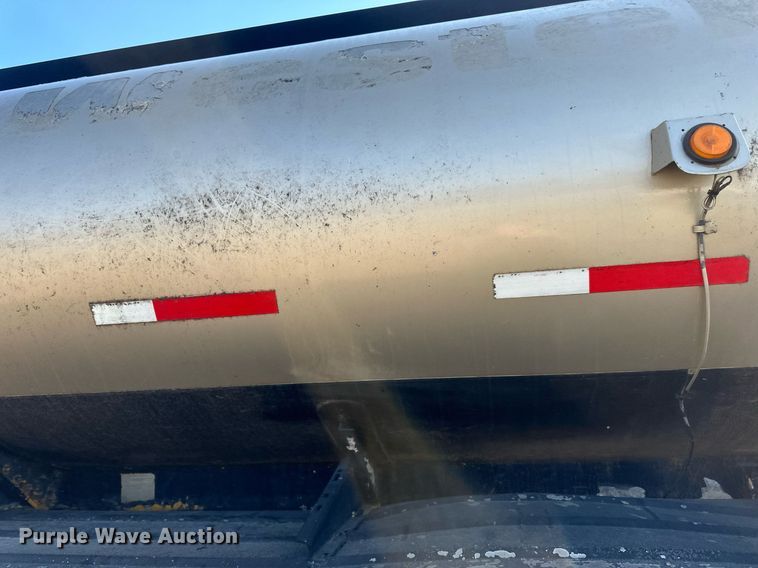 image for item DN0811 2000 Heil tank trailer