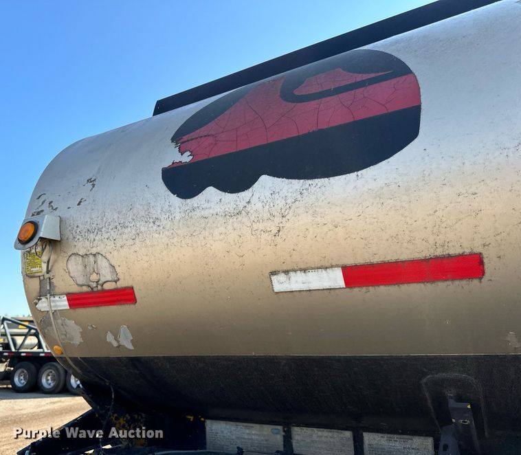 image for item DN0811 2000 Heil tank trailer