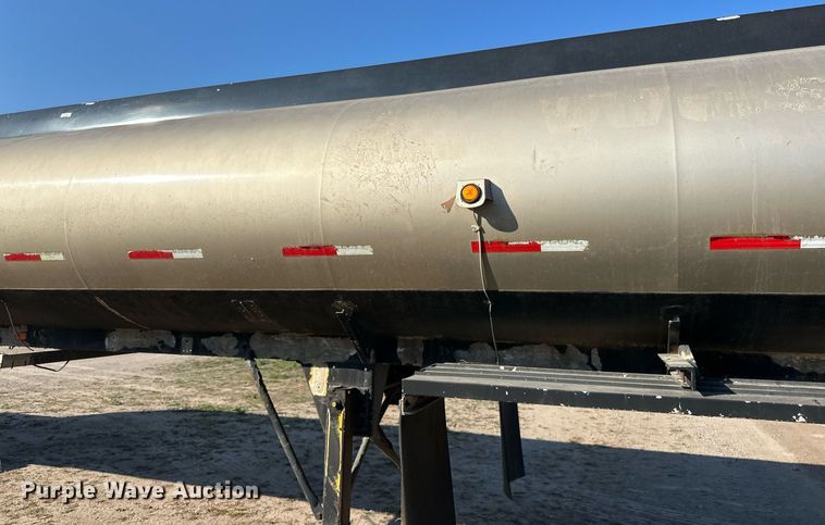 image for item DN0811 2000 Heil tank trailer