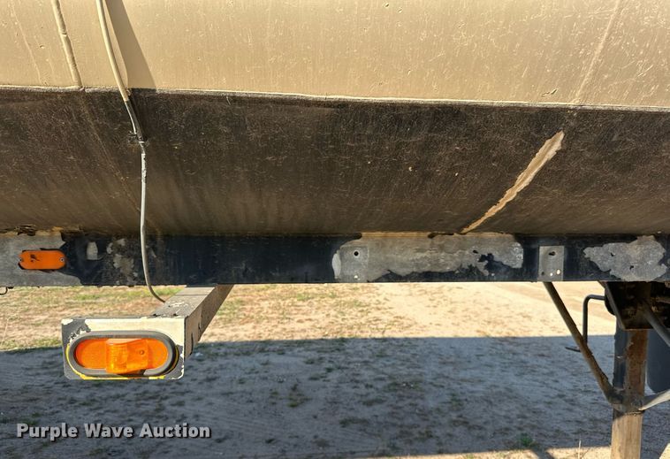 image for item DN0811 2000 Heil tank trailer