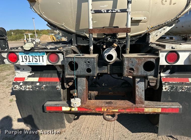 image for item DN0811 2000 Heil tank trailer