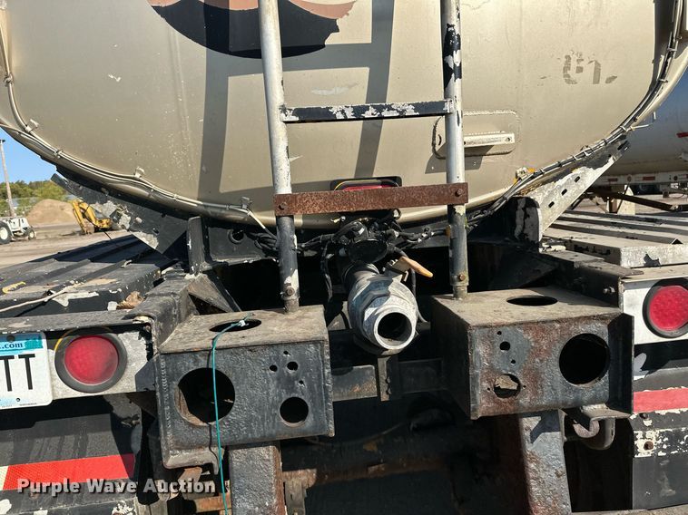 image for item DN0811 2000 Heil tank trailer