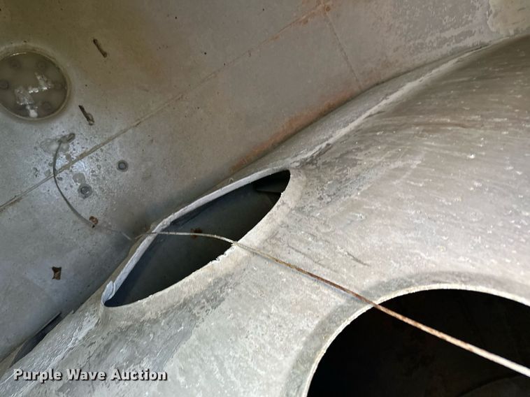 image for item DN0811 2000 Heil tank trailer