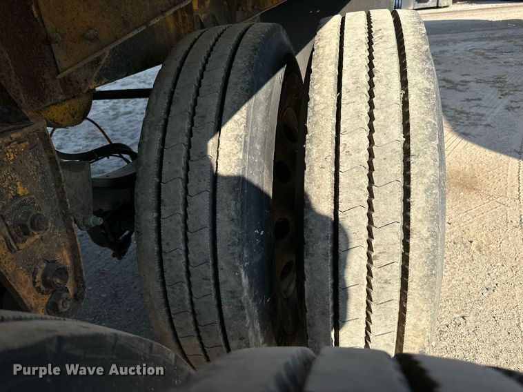 image for item DN0811 2000 Heil tank trailer