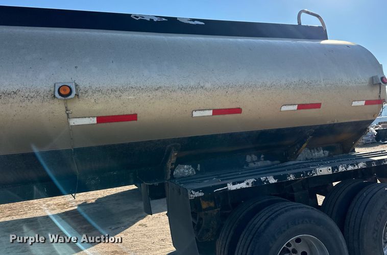 image for item DN0811 2000 Heil tank trailer